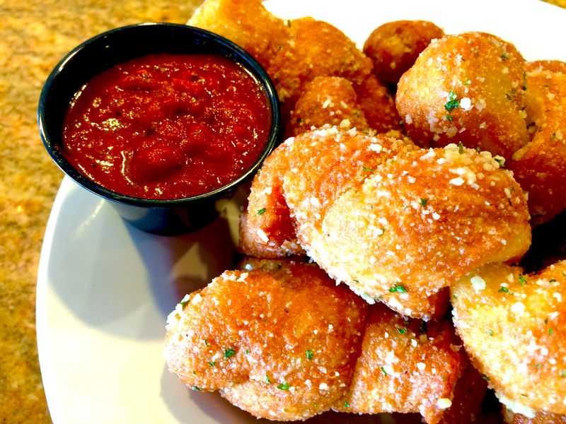 Garlic Knots That Start the Meal with a Smile