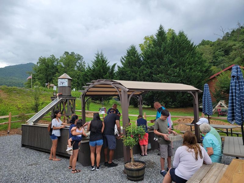 Grumpy Bear Campground & Gem Mine (Bryson City) Grumpy Bear Campground & Gem Mine (Bryson City)