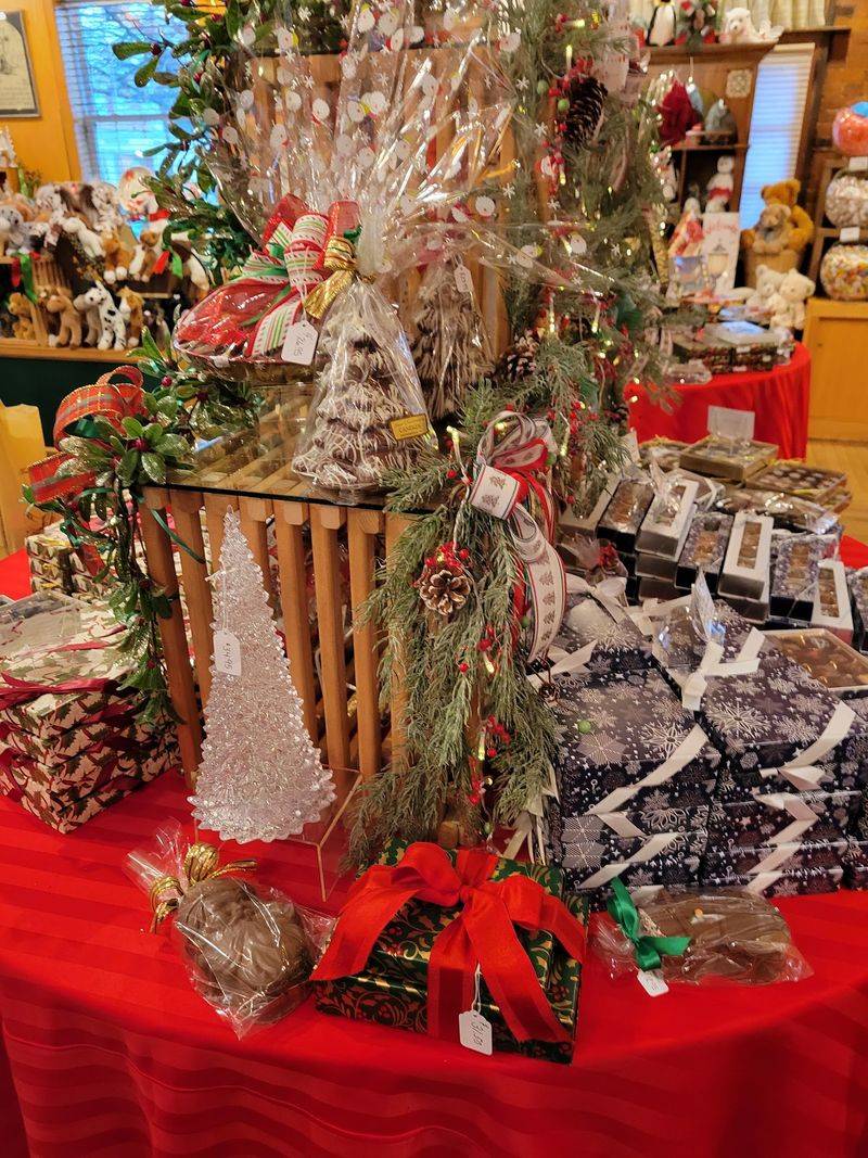Holiday Candy and Gift Baskets Turn Shopping Into a Tradition Holiday Candy and Gift Baskets Turn Shopping Into a Tradition