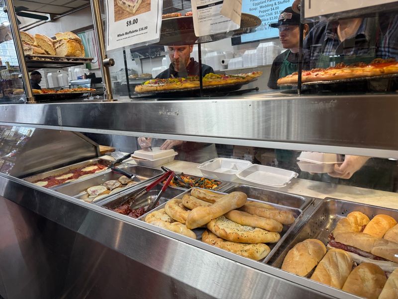 Hot Lunch Specials Make the Market Feel Lively Hot Lunch Specials Make the Market Feel Lively