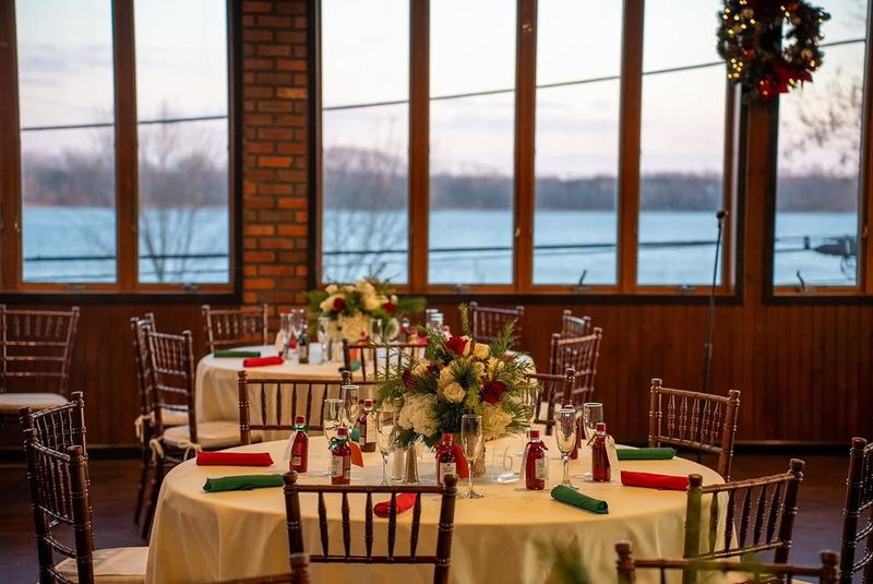 Indoor Dining That Still Keeps the River in Sight Indoor Dining That Still Keeps the River in Sight