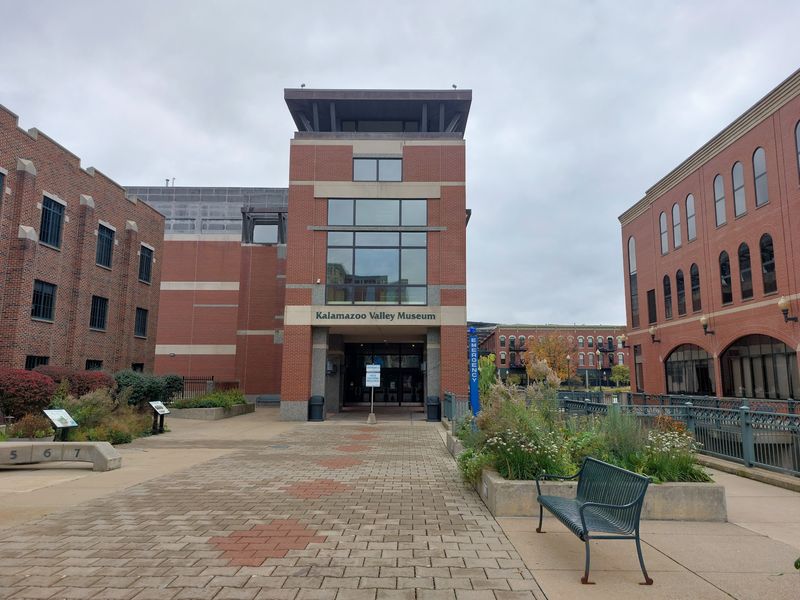 Kalamazoo Valley Museum Planetarium - Kalamazoo