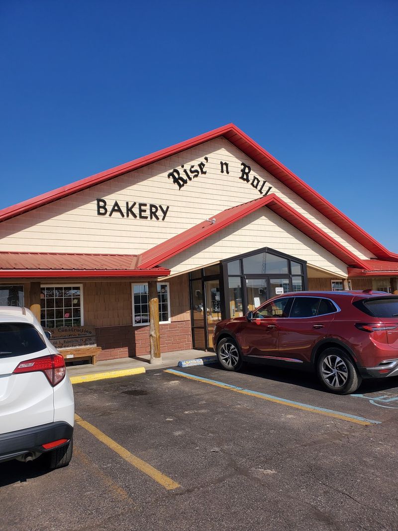 Rise'n Roll Bakery & Deli - Middlebury (Middlebury, Indiana)