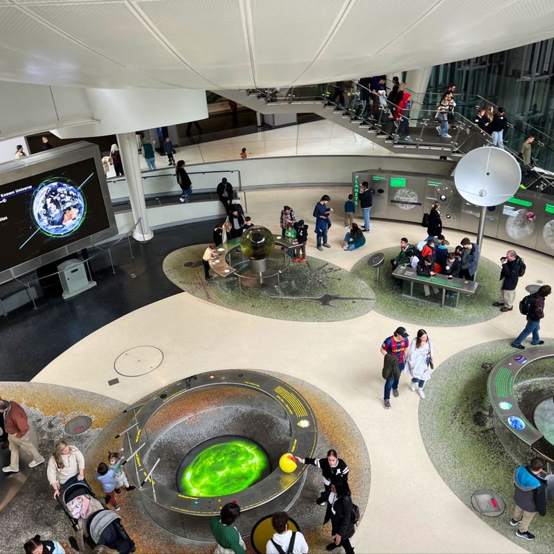 Labels and layouts make a giant museum easier to enjoy Labels and layouts make a giant museum easier to enjoy