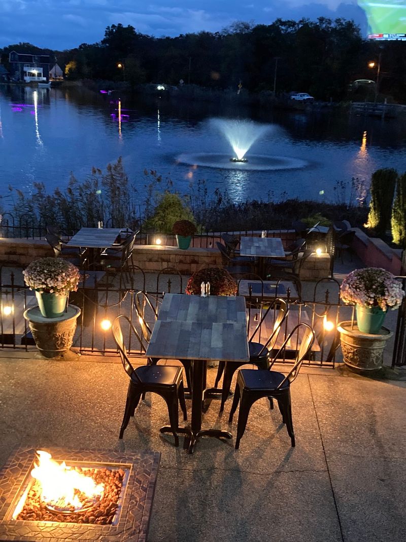 Lake Views Turn Dinner Into an Occasion Lake Views Turn Dinner Into an Occasion