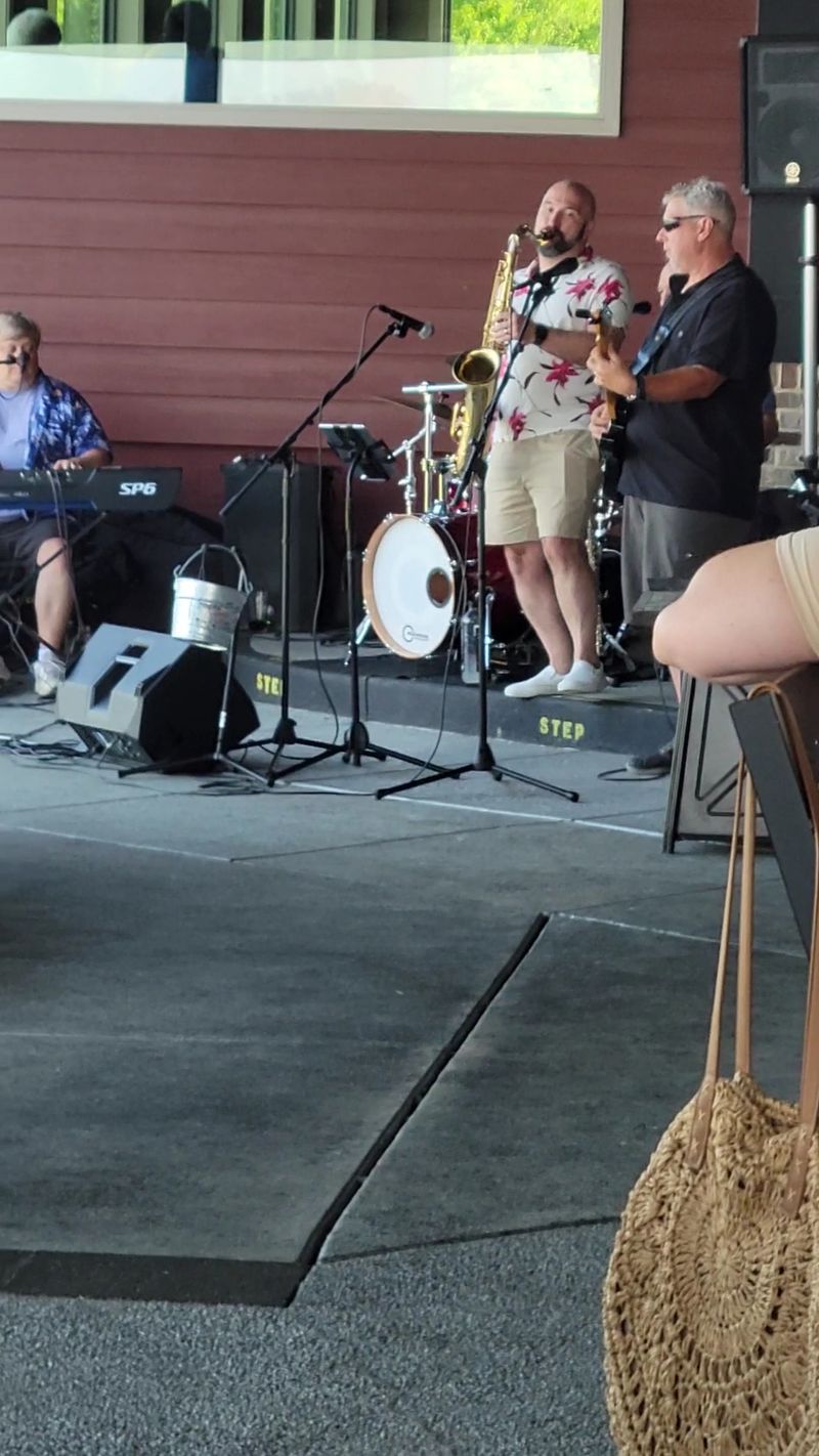 Live Music Keeps the Evening Going Live Music Keeps the Evening Going