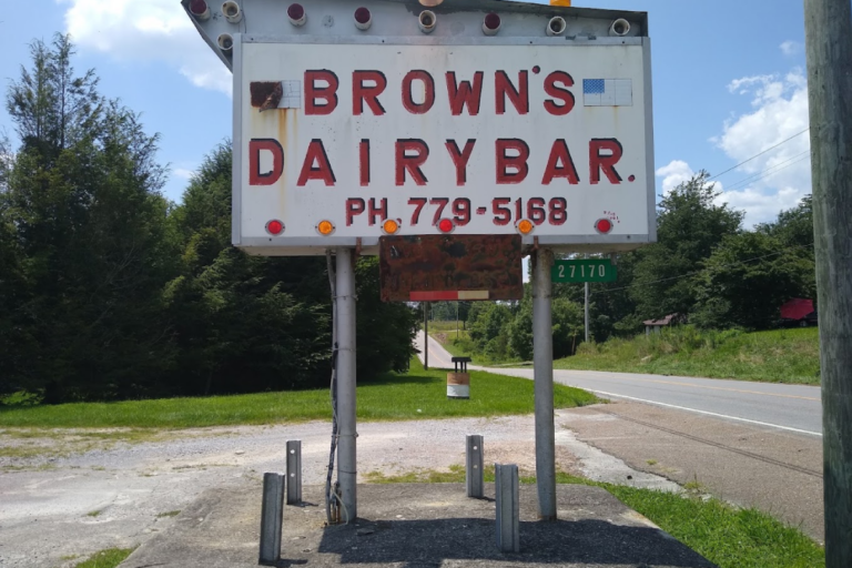 Locals Swear This Tiny Tennessee Dairy Bar Makes One of the State’s Best Double Cheeseburgers