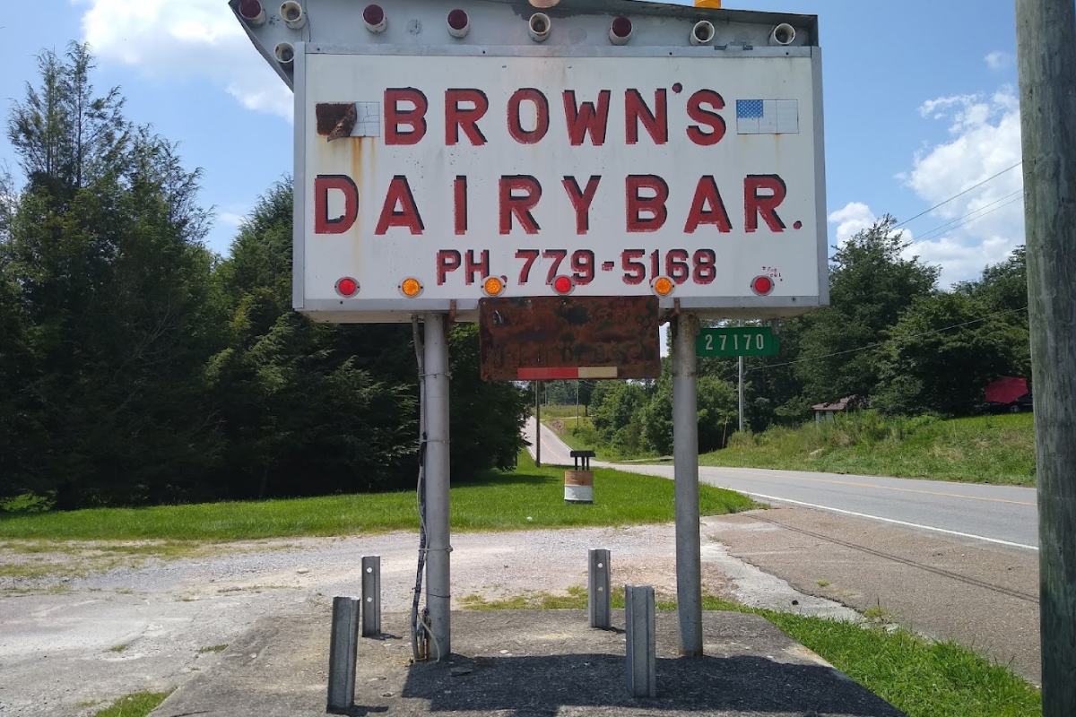 Locals Swear This Tiny Tennessee Dairy Bar Makes One of the State's Best Double Cheeseburgers