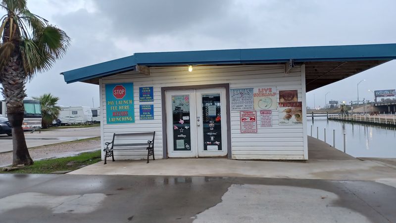 Louis' Bait Camp & Restaurant (Hitchcock)