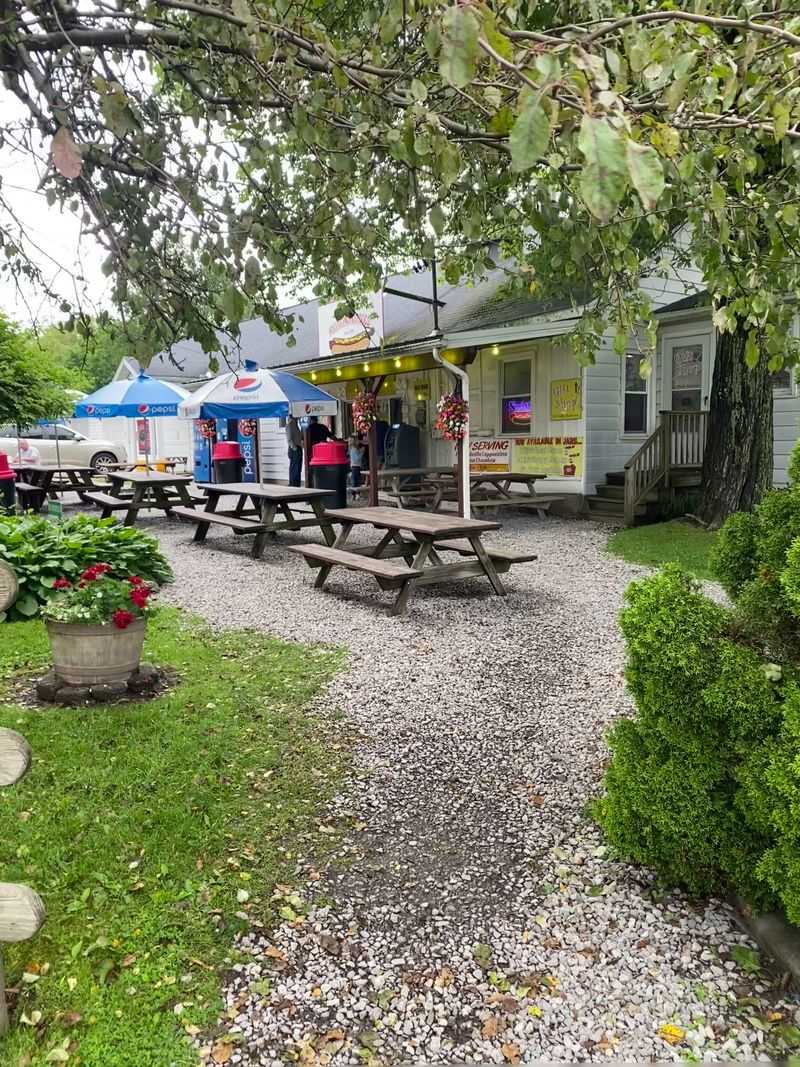 Outdoor Eating With Old-School Summer Charm