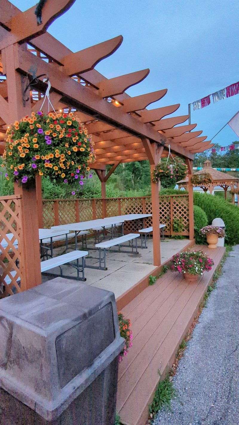 Outdoor Seating Makes It Feel Like a Summer Picnic