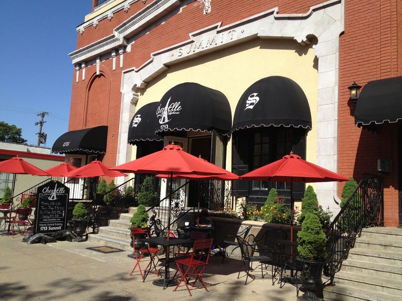 Outdoor Seating That Makes the Café Even More Relaxed Outdoor Seating That Makes the Café Even More Relaxed