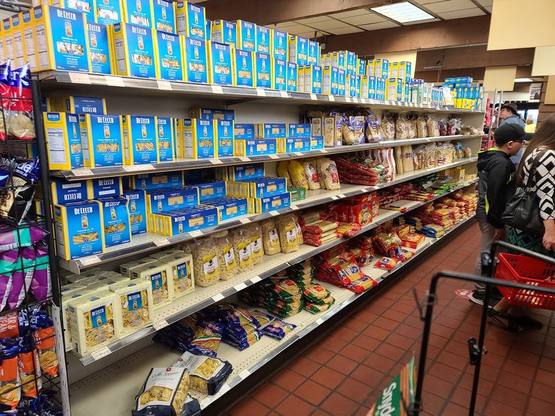 Pasta Shelves Turn Dinner Into an Italian Lesson Pasta Shelves Turn Dinner Into an Italian Lesson