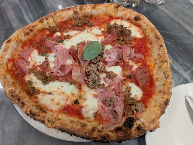 Pizza That Nails the Neapolitan Style Pizza That Nails the Neapolitan Style