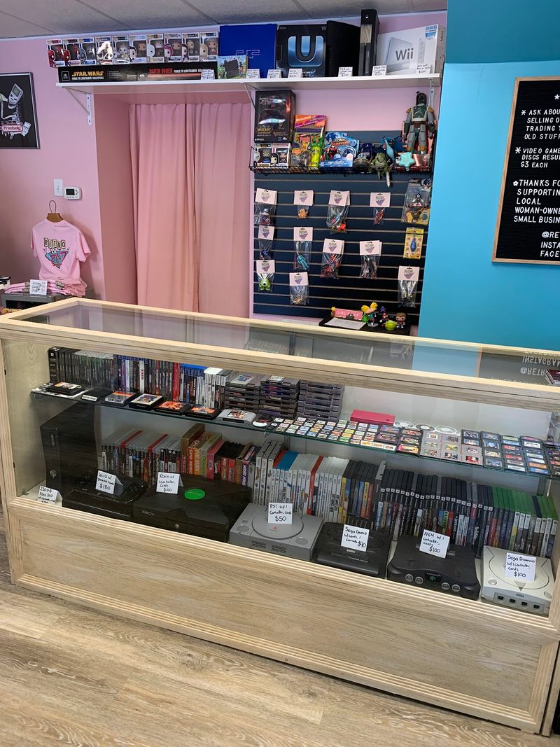Retro Games Behind the Glass and on the Wall Retro Games Behind the Glass and on the Wall