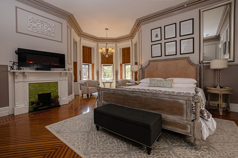 Rooms that blend old-world charm with modern ease Rooms that blend old-world charm with modern ease
