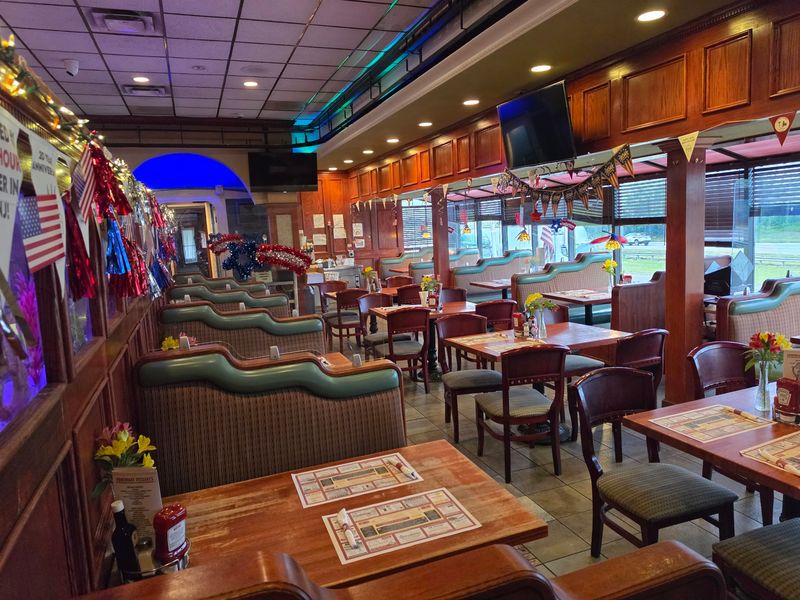 Round-the-Clock Service Welcomes Hungry Travelers at Any Hour Round-the-Clock Service Welcomes Hungry Travelers at Any Hour