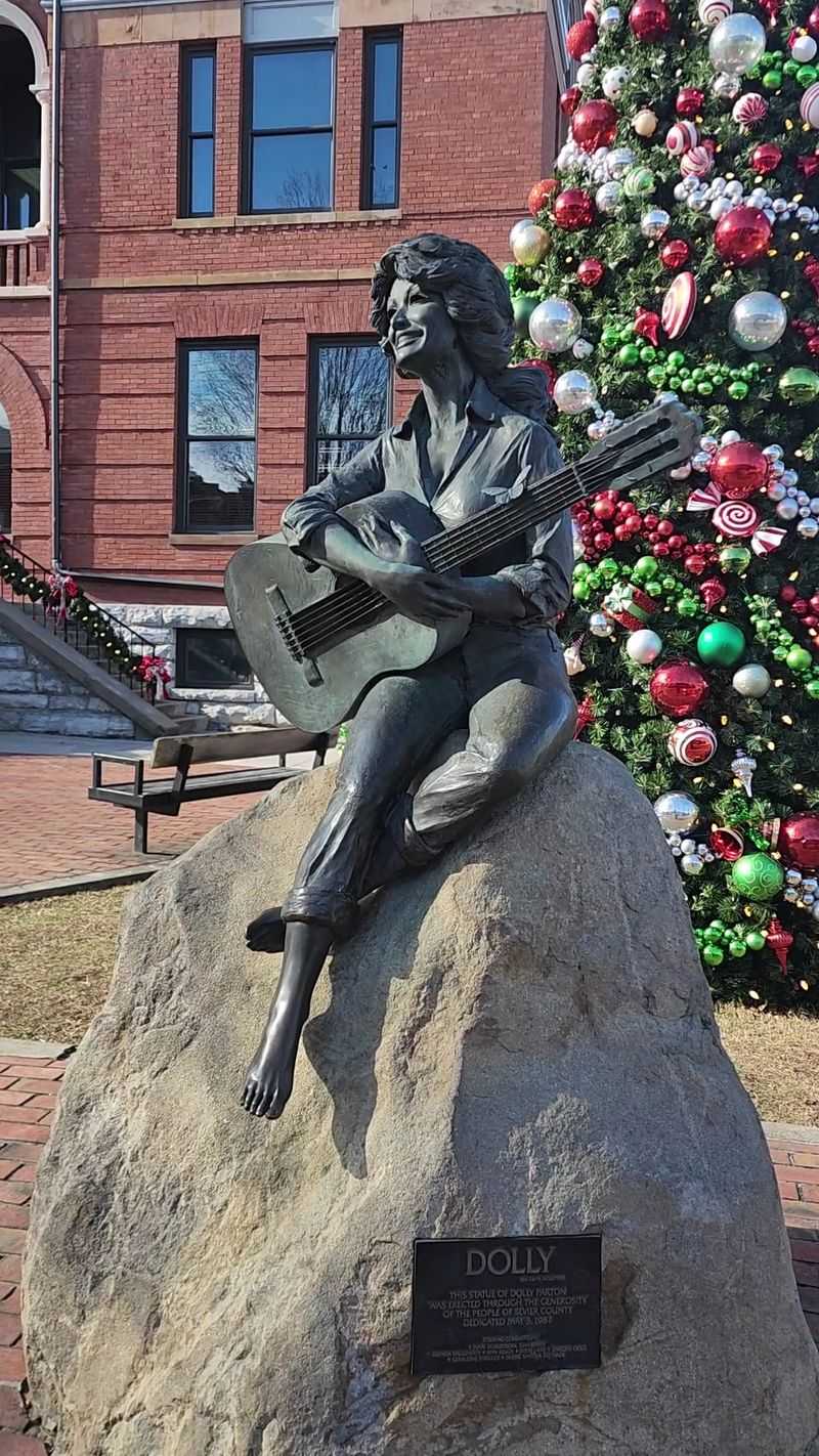 Small Details in the Statue That Dolly Fans Will Appreciate Small Details in the Statue That Dolly Fans Will Appreciate