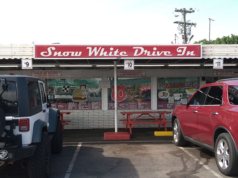Snow White Drive-In, Lebanon