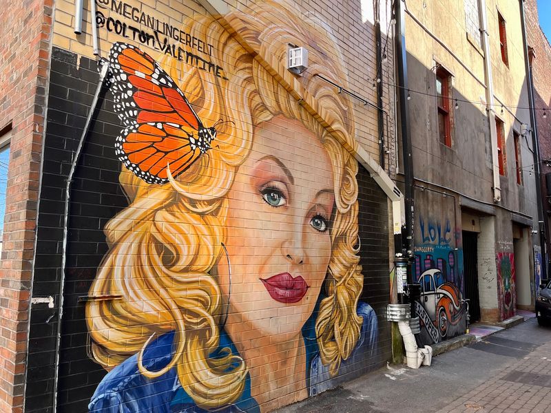 Strong Alley Graffiti Gallery - Knoxville Strong Alley Graffiti Gallery - Knoxville