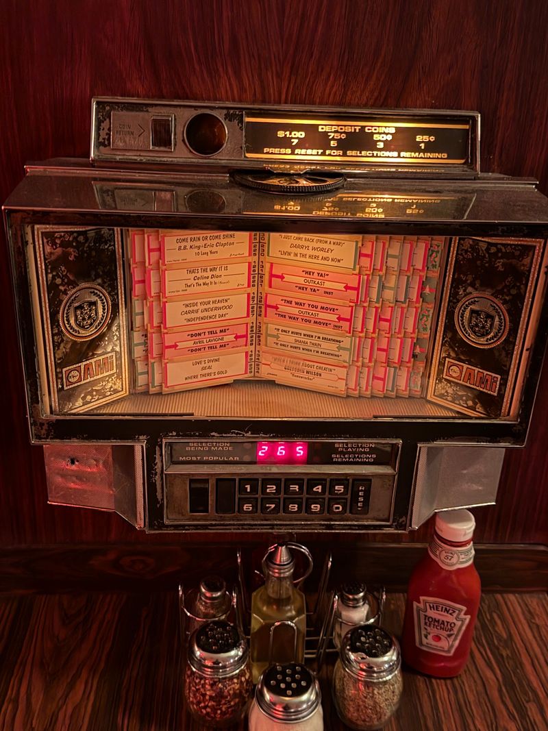The Boothside Jukeboxes Keep the Retro Charm Alive The Boothside Jukeboxes Keep the Retro Charm Alive