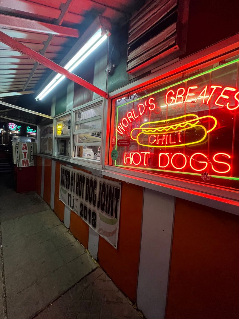 The Classic Italian Hot Dog Keeps Purists Making the Pilgrimage The Classic Italian Hot Dog Keeps Purists Making the Pilgrimage