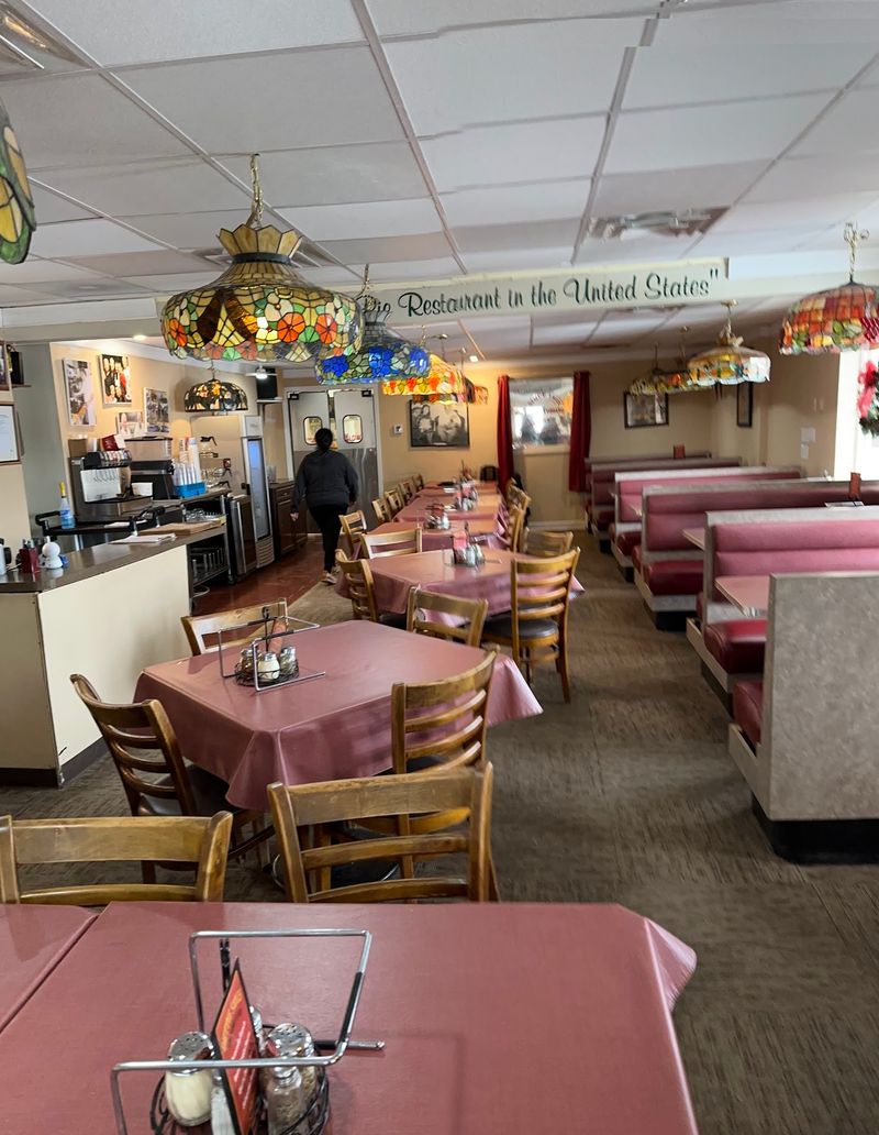 The Robbinsville Dining Room Keeps Its Old-School Pizzeria Charm