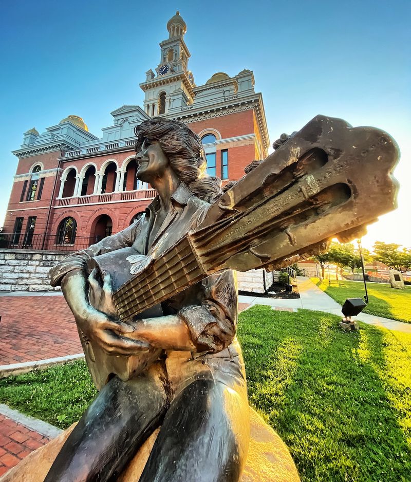 The Story Behind the Dolly Parton Statue The Story Behind the Dolly Parton Statue