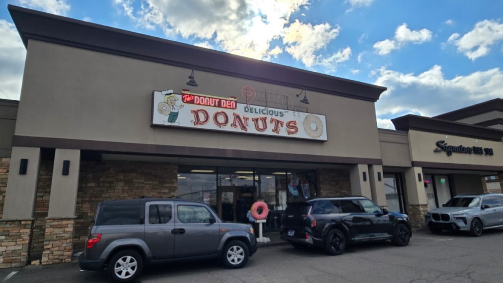 This Retro Tennessee Donut Shop Makes Apple Fritters Bigger Than Your Hand