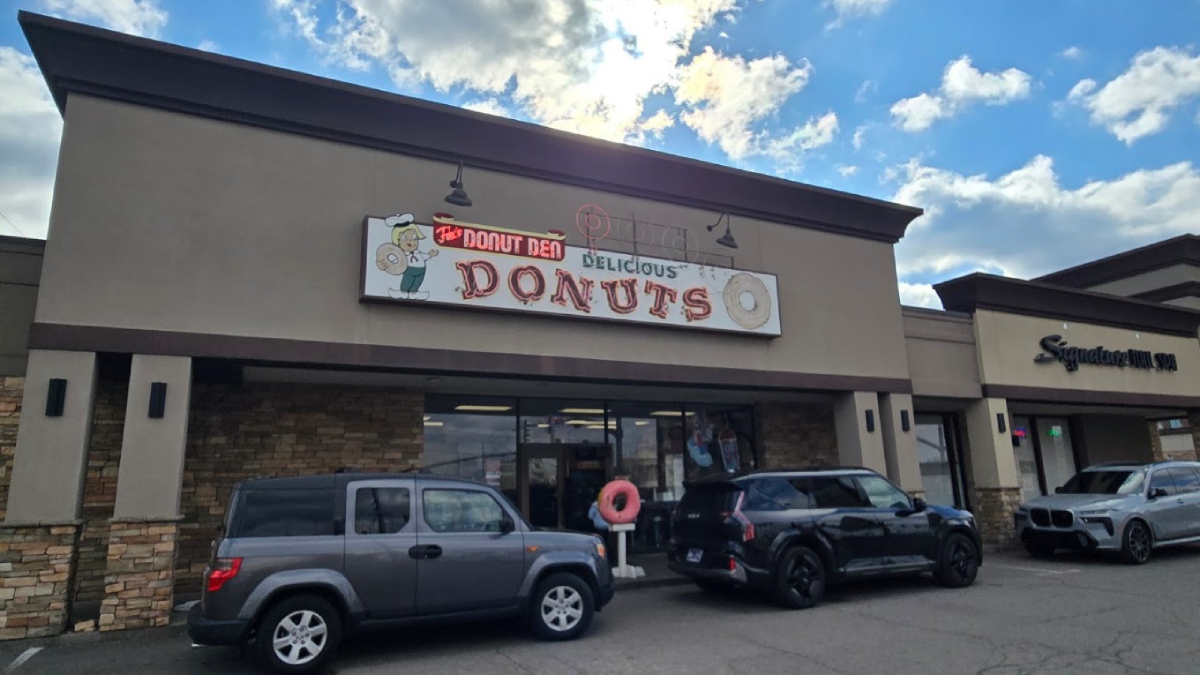 This Retro Tennessee Donut Shop Makes Apple Fritters Bigger Than Your Hand