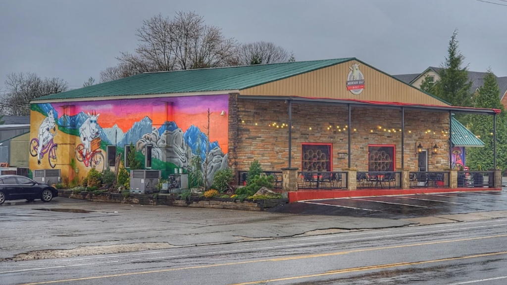 This Tiny Mountain Market Might Be Tennessee's Most Unexpected Road-Trip Meal
