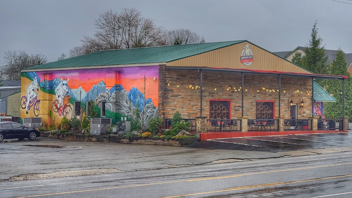 This Tiny Mountain Market Might Be Tennessee's Most Unexpected Road-Trip Meal