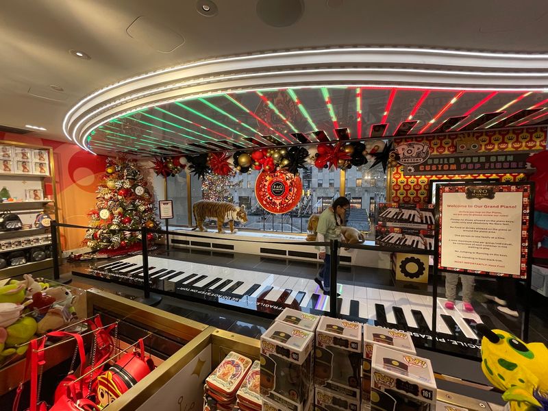 Toy Demonstrations That Turn Shopping Into A Show Toy Demonstrations That Turn Shopping Into A Show