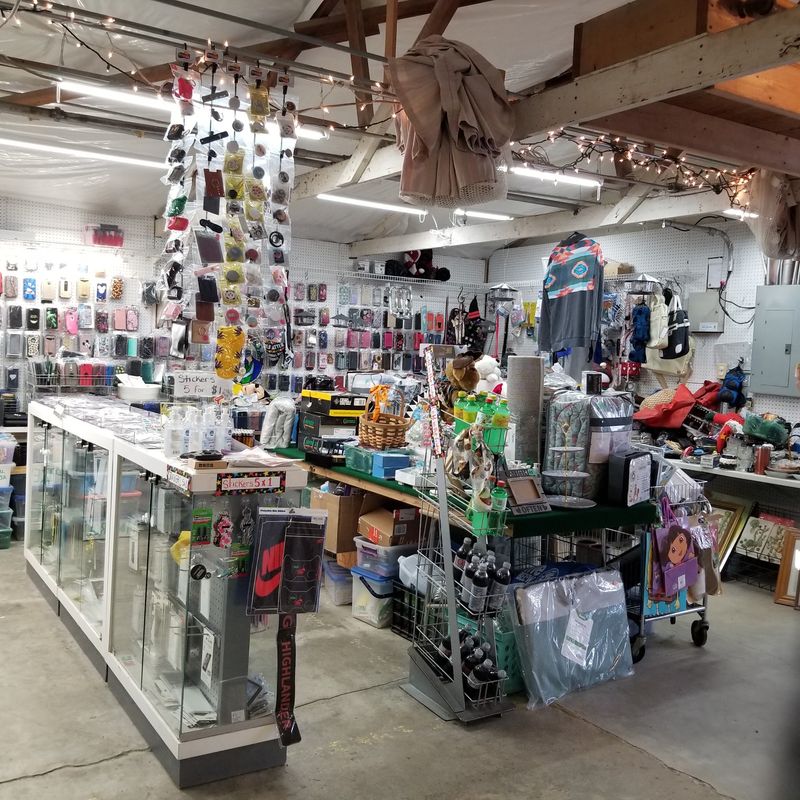 Inside the Barns, Booths, and Year-Round Browsing Inside the Barns, Booths, and Year-Round Browsing