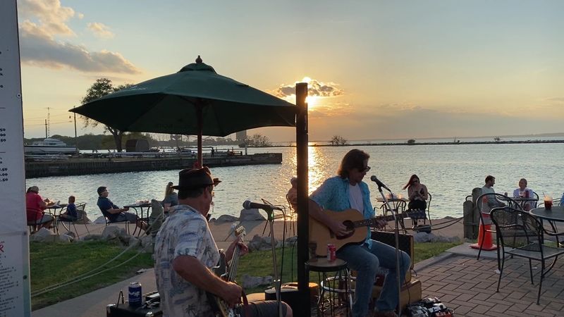 Views and music that upgrade the meal
