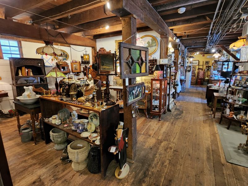 Vintage Finds Bring Decades of History Back to Life Vintage Finds Bring Decades of History Back to Life