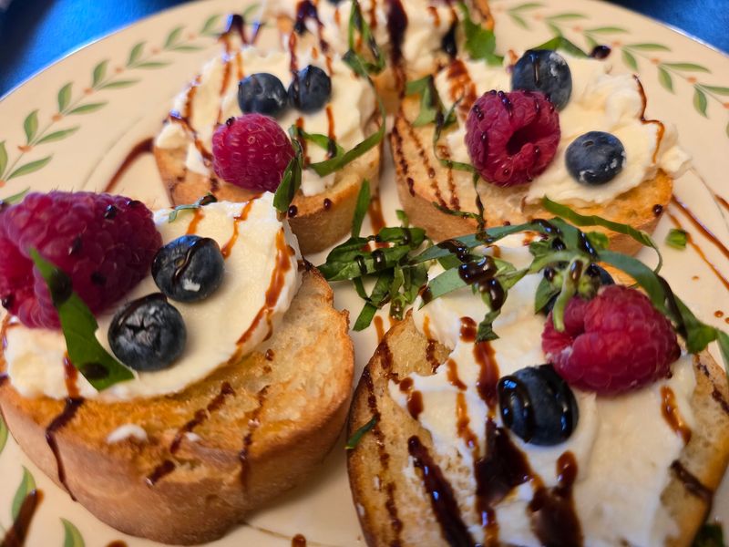 Warm bread and opening bites that set the tone Warm bread and opening bites that set the tone