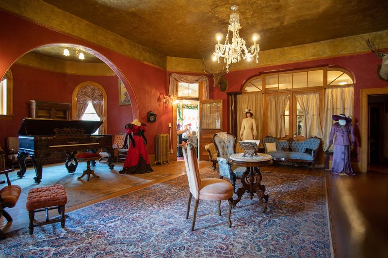 The Queen's Parlour Turns a Museum Stop Into an Occasion The Queen's Parlour Turns a Museum Stop Into an Occasion