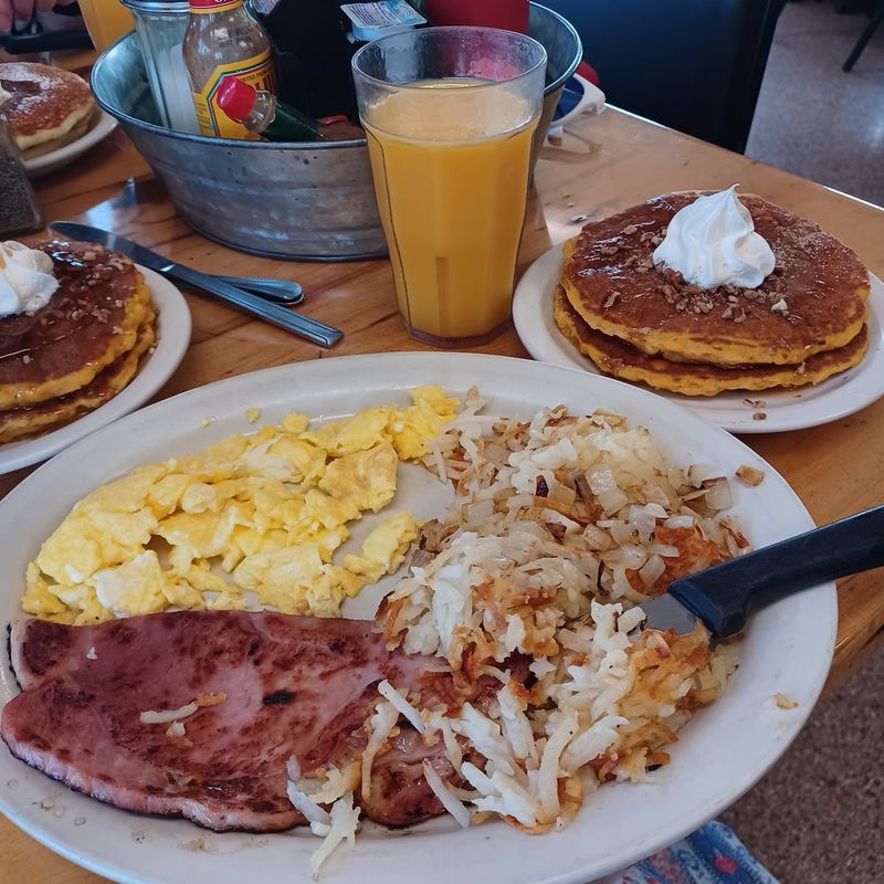 Breakfast Plates That Do the Heavy Lifting Breakfast Plates That Do the Heavy Lifting
