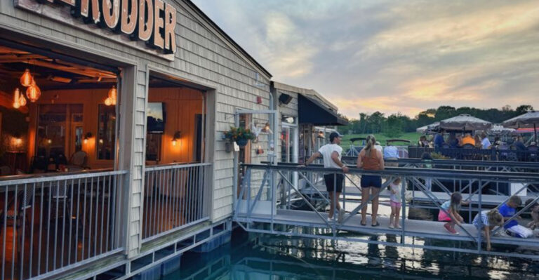 Brunch Comes With Waterfront Views At This Floating Tennessee Marina Restaurant