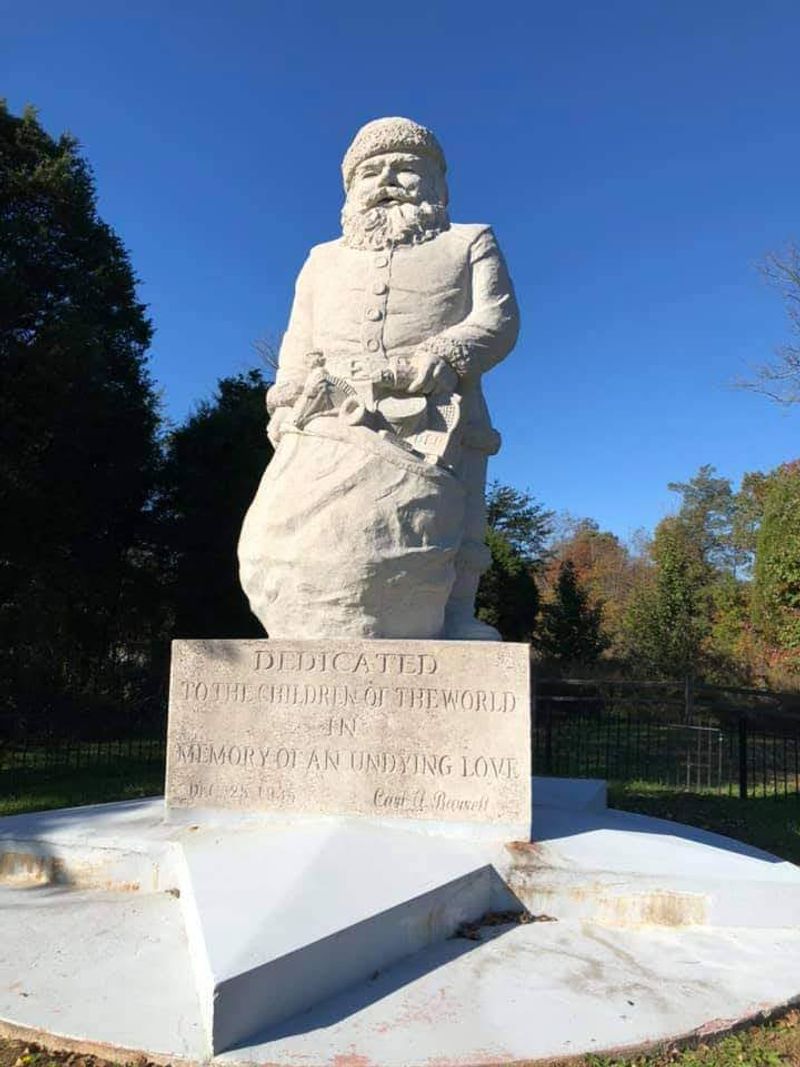 Santa Claus Giant Statue (Santa Claus) Santa Claus Giant Statue (Santa Claus)