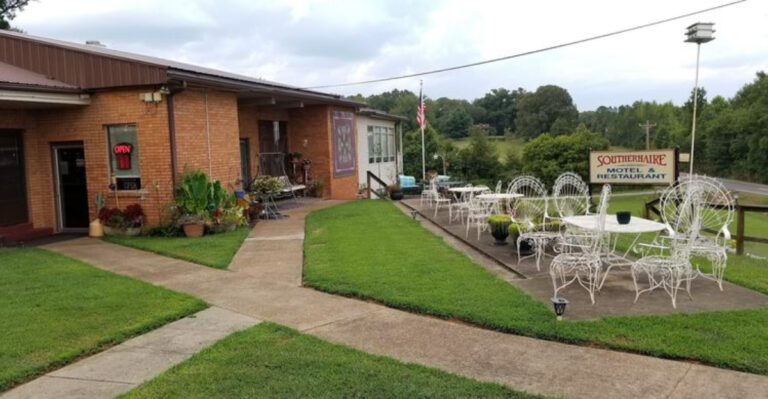 Generations Of Families Have Made This Tennessee Restaurant A Sunday Dining Favorite