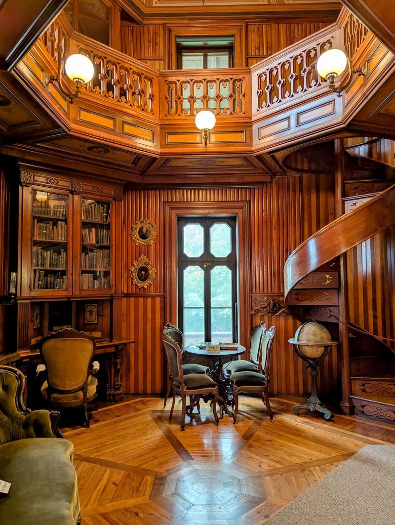 Victorian Rooms That Still Hold Their Original Rhythm