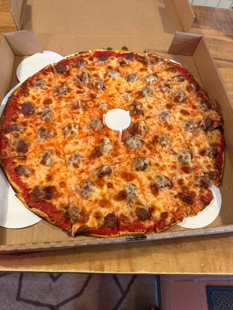 Cracker-Thin Crust That Plays by Tavern Rules