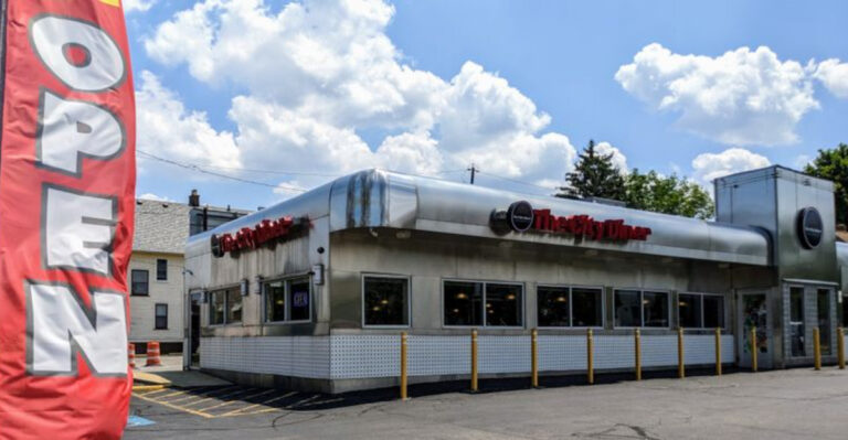 Ohio’s Comfort Food Fans Need To Know About This Welcoming Diner