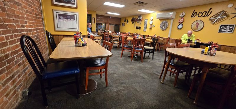 Small-Town Service With Room for Kids and Regulars Small-Town Service With Room for Kids and Regulars