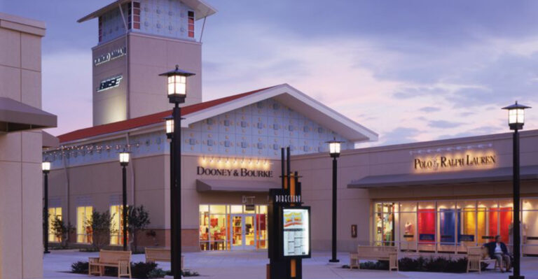 The Enormous Illinois Outlet Mall That’s Worth the Drive