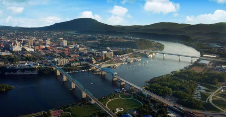 These 10 Tennessee Towns Draw Massive Tourist Crowds All Year Long