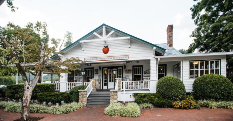 These Famous Apple Fritters Keep People Coming Back To This Tennessee Restaurant