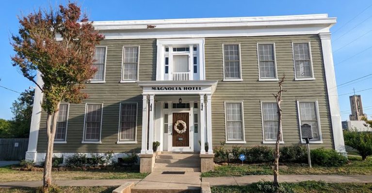 This Forgotten Texas Hotel Is So Haunted Even Ghost Hunters Get Spooked